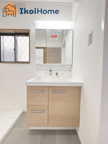 神戸市西区玉津町出合　中古戸建の洗面所|【ホームページに現地動画掲載中】●年中無休：当日予約可●新調済み洗面は便利な３面鏡。ワイドシンク仕様