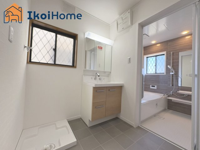 神戸市西区玉津町出合　中古戸建の洗面所|【ホームページに現地動画掲載中】●年中無休：当日予約可●洗濯パン設置済みでそのままご使用いただけます