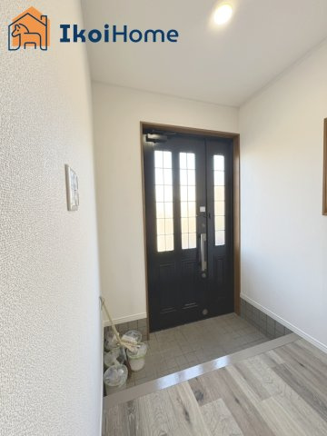 神戸市西区玉津町出合　中古戸建の玄関|【ホームページに現地動画掲載中】●年中無休：当日予約可●採光のとれる玄関ドアですので明るい空間です！