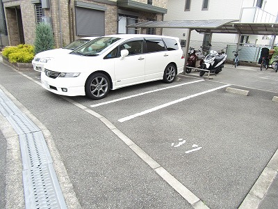 レシェンテ茨木Ｇ棟の駐車場