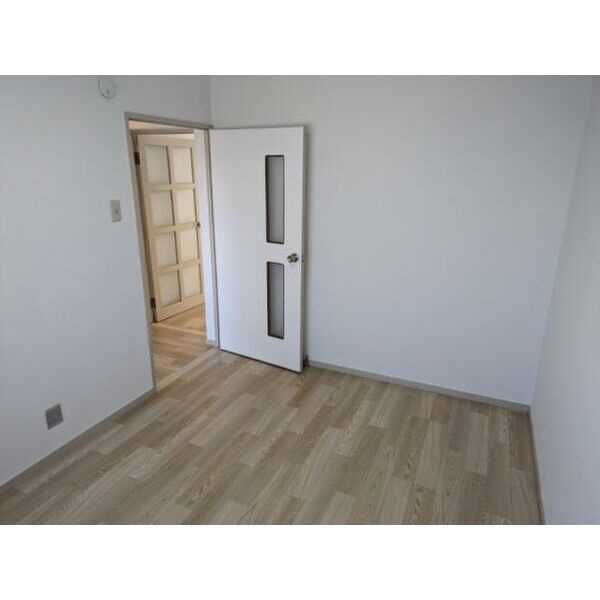 エクセレント白山の洋室