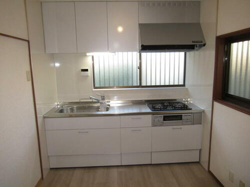 幸町　中古一戸建てのキッチン|ビルトイン三口コンロ
■物件内覧・資金計画相談・住宅ローン相談、リフォーム相談、お問合せ受付中■
※当日・翌日のご内覧、ご相談はお電話でのお問合せがスムーズです！