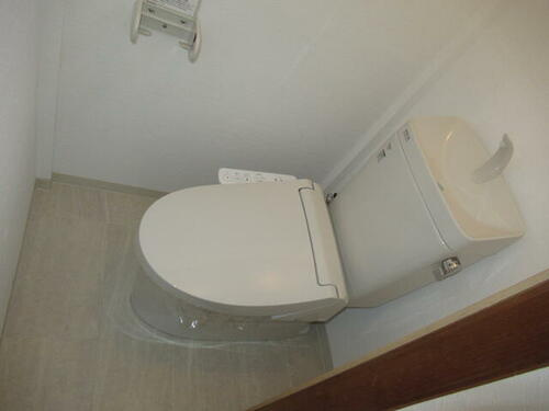 幸町　中古一戸建てのトイレ|温水洗浄便座付き
■物件内覧・資金計画相談・住宅ローン相談、リフォーム相談、お問合せ受付中■
※当日・翌日のご内覧、ご相談はお電話でのお問合せがスムーズです！