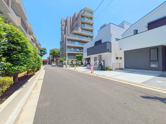 練馬区関町南2丁目　星降る屋上テラス　大型ハイグレード邸宅の前面道路含む現地写真