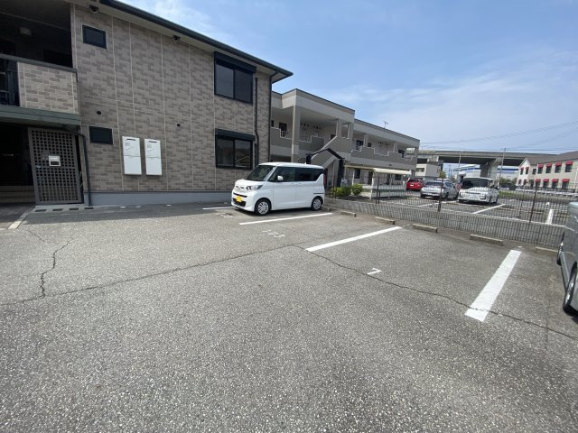 アーヴェニール憩の駐車場