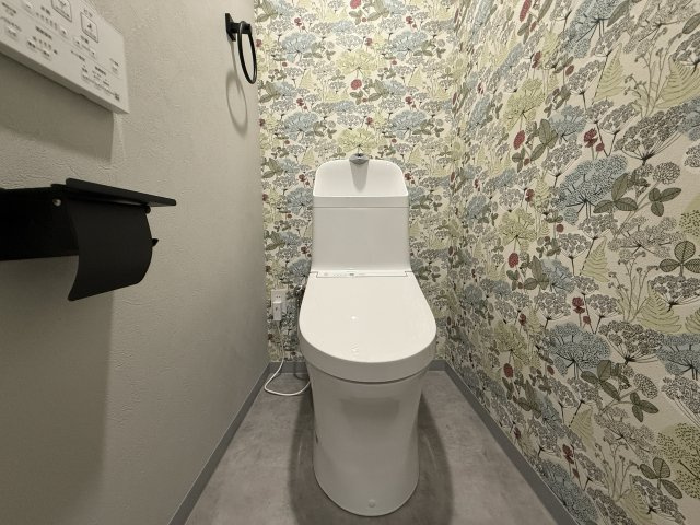 シャルマンコーポ草津　天然木フルリノベーションのトイレ