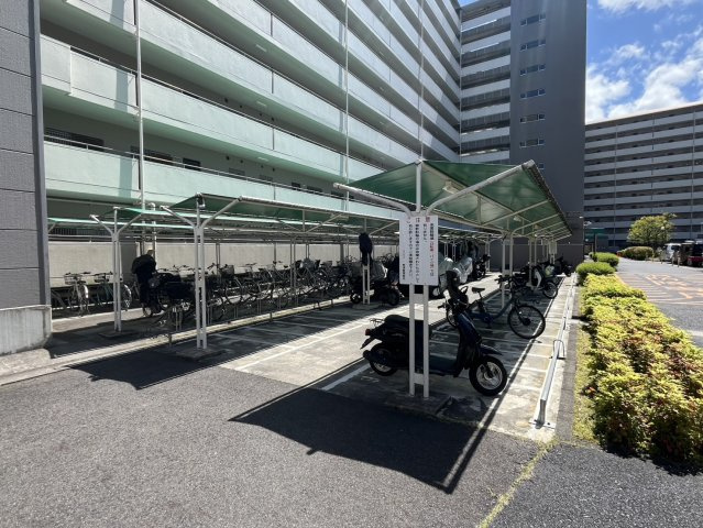 シャルマンコーポ草津　天然木フルリノベーションの駐輪場