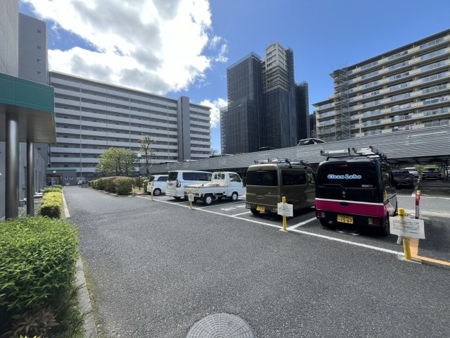 シャルマンコーポ草津　天然木フルリノベーションの駐車場