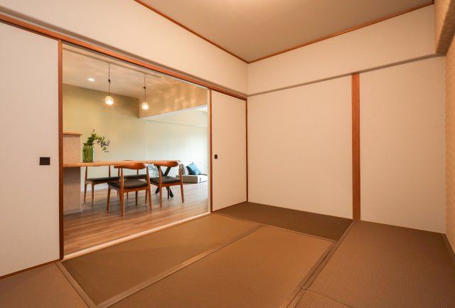 シャルマンコーポ草津　天然木フルリノベーションの和室|落ち着く雰囲気の和室です。