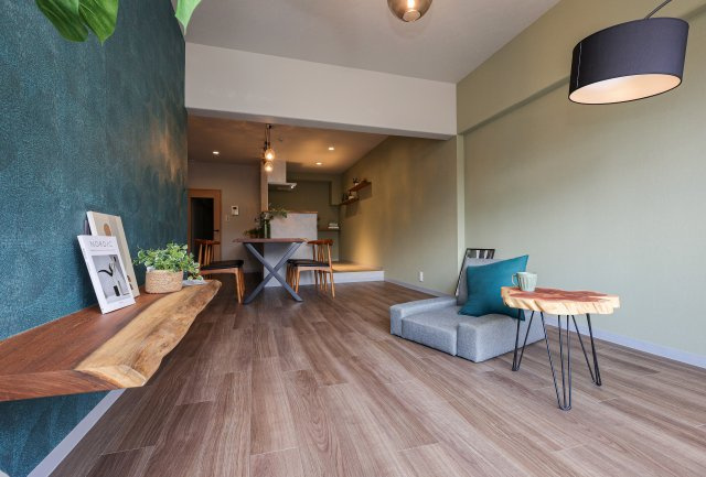 シャルマンコーポ草津　天然木フルリノベーションの居間・リビング