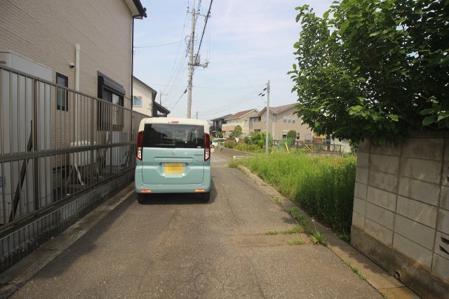 小山市横倉新田の前面道路含む現地写真|南側道路（2025年5月撮影）