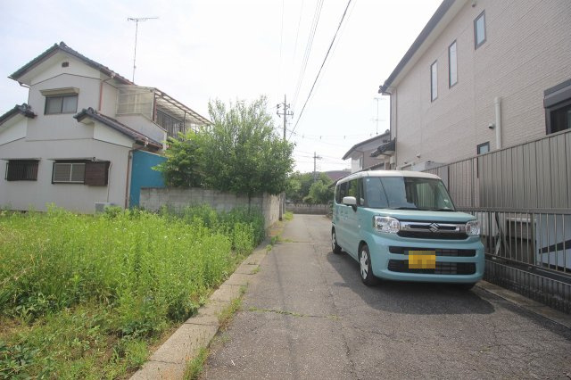 小山市横倉新田の前面道路含む現地写真|南側道路（2025年5月撮影）