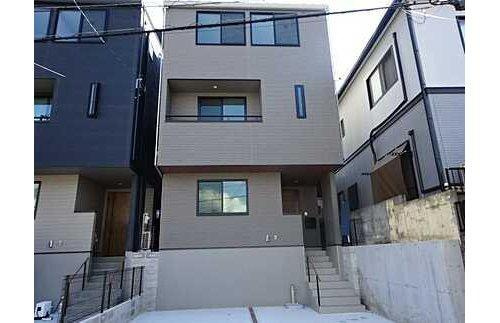 南区堀越３丁目　〇並列駐車２台可　〇オールＬＯＷ－Ｅペアガラス　〇の外観|ロフトは８帖のルーフバルコニーで花粉の季節や雨の日の洗濯も安心！