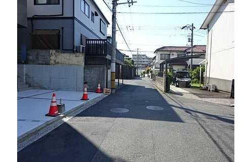 南区堀越３丁目　〇並列駐車２台可　〇オールＬＯＷ－Ｅペアガラス　〇の前面道路含む現地写真|ロフトは８帖のルーフバルコニーで花粉の季節や雨の日の洗濯も安心！