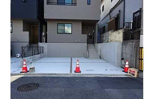 南区堀越３丁目　〇並列駐車２台可　〇オールＬＯＷ－Ｅペアガラス　〇の駐車場|並列２台駐車可能☆全居室収納あり◇１８帖の広々ＬＤＫ♪