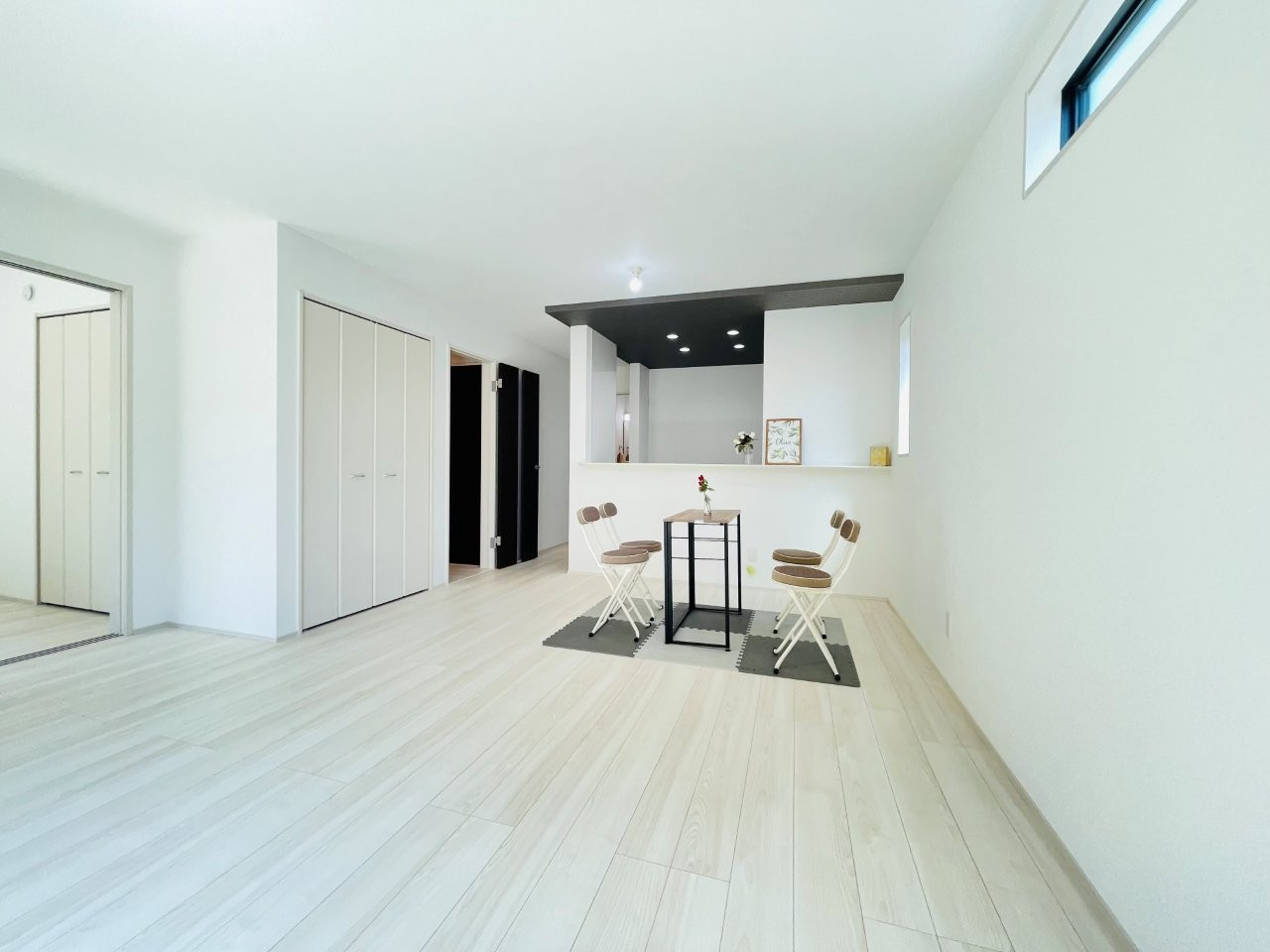 豊田市平和町2期　新築分譲住宅　全1棟　1号棟の居間・リビング|どこにいても家族の顔が見える、明るく開放的なLDK。