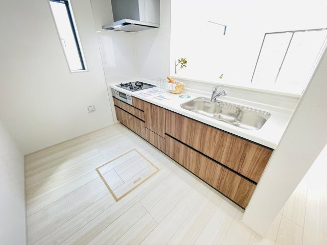 豊田市平和町2期　新築分譲住宅　全1棟　1号棟のキッチン|広いシステムキッチンでお子様と一緒にお料理もできます。