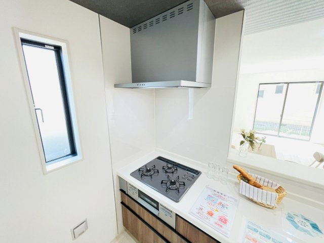 豊田市平和町2期　新築分譲住宅　全1棟　1号棟のキッチン|便利な3口コンロ。
