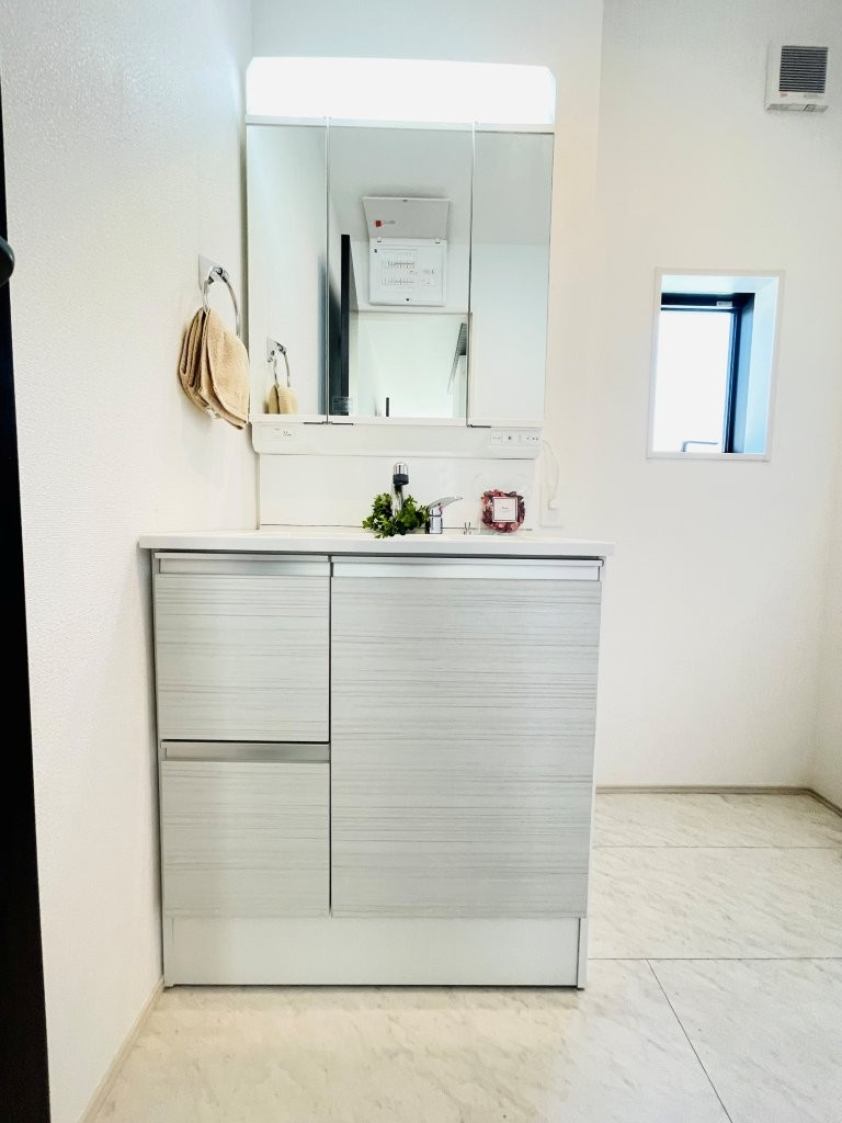 豊田市平和町2期　新築分譲住宅　全1棟　1号棟の独立洗面台|三面鏡仕様の洗面台！鏡の裏は収納になっています♪