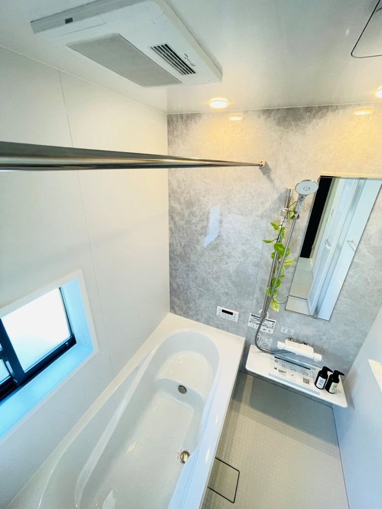 豊田市平和町2期　新築分譲住宅　全1棟　1号棟の浴室|１坪タイプのユニットバス！浴槽は断熱材入りでお湯が冷めにくいです♪浴室乾燥機で梅雨の時期は洗濯物を乾かせます！