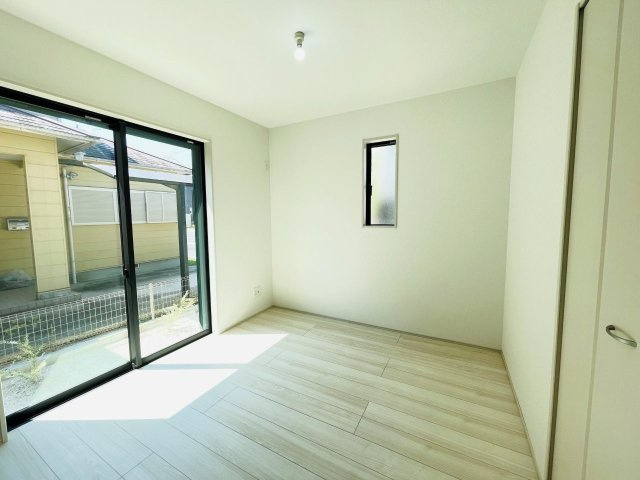 豊田市平和町2期　新築分譲住宅　全1棟　1号棟の洋室|リビングに隣接した居室は、家事スペースやキッズスペースとしても活躍します！収納も完備。