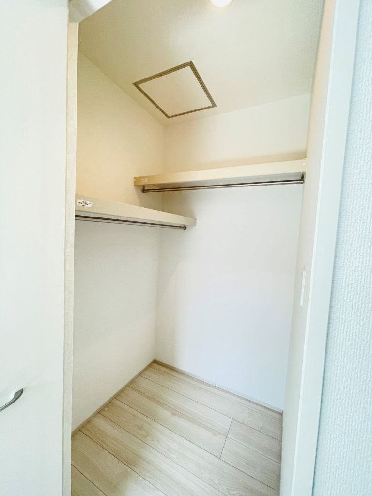 豊田市平和町2期　新築分譲住宅　全1棟　1号棟の収納|居室にはウォークインクローゼットを完備。家族の衣類がスッキリ片付きます♪