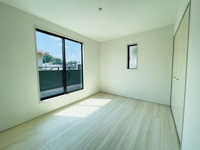 豊田市平和町2期　新築分譲住宅　全1棟　1号棟の洋室|大きな窓からたっぷりと陽光が注がれる明るい空間です。