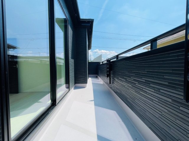 豊田市平和町2期　新築分譲住宅　全1棟　1号棟のバルコニー|日当たりの良いバルコニーには洗濯物がたくさん干せます♪