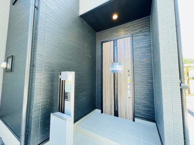 豊田市平和町2期　新築分譲住宅　全1棟　1号棟の玄関|玄関ポーチがあるので、雨の日でも濡れることがなくドアの開け閉めができます。