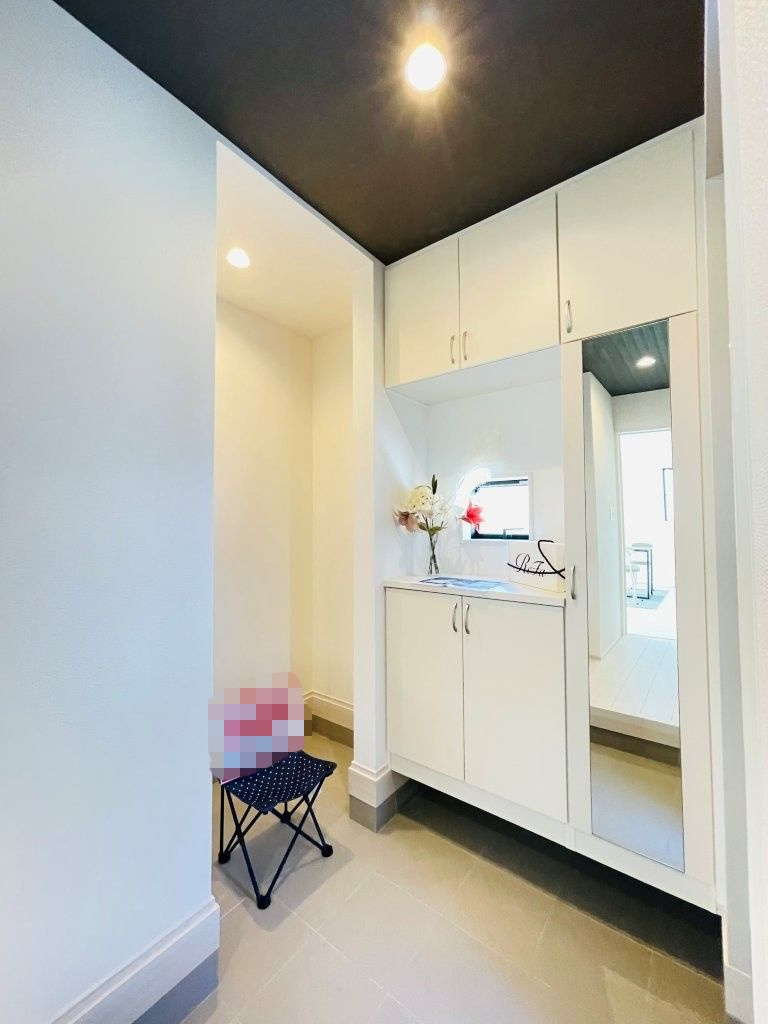 豊田市平和町2期　新築分譲住宅　全1棟　1号棟の玄関|豊富な玄関収納で、突然の来客でも綺麗な玄関でお迎えできます。