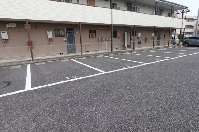 コーポツインズの駐車場