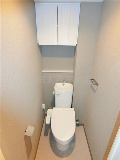 KDXレジデンス田園調布南のトイレ|吊戸棚と温水洗浄便座付きのトイレ