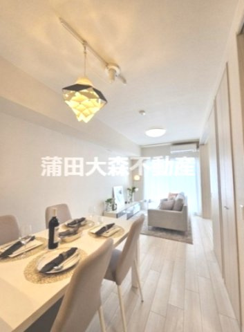 KDXレジデンス田園調布南の居間・リビング|モデルルームご入居時家具等はございません。
南西向きのLDK11.7帖　カウンターキッチンのリビングダイニングキッチン