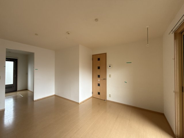 オークスコート西新在家　B棟の居間・リビング