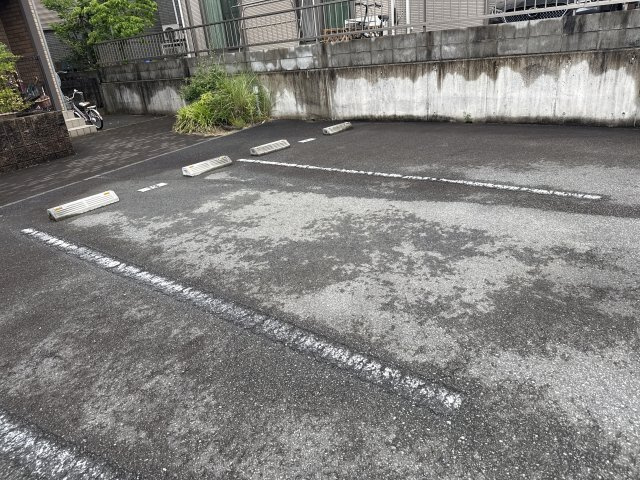 オークスコート西新在家　B棟の駐車場