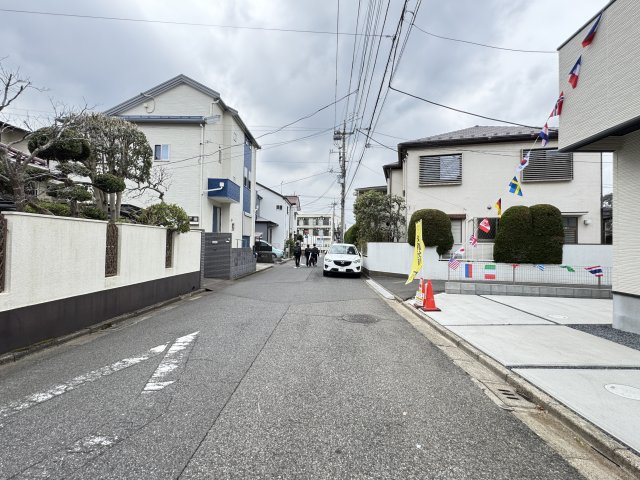 松戸市常盤平柳町新築戸建【牧野原小学校：7分】の前面道路含む現地写真|南側前面道路・幅員約6ｍ