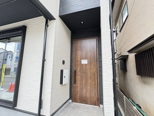 松戸市常盤平柳町新築戸建【牧野原小学校：7分】のエントランス|エントランス・玄関ポーチ