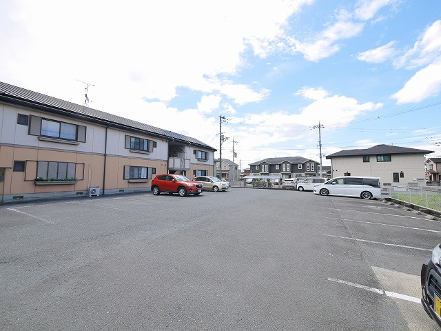 ルミエール四条の駐車場