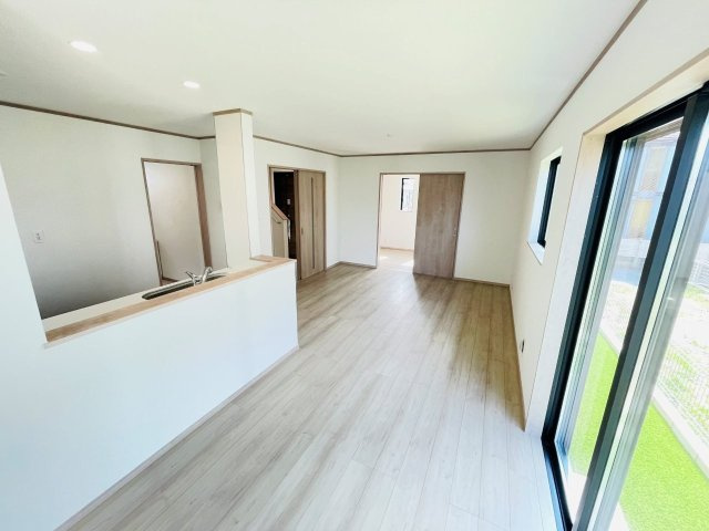 豊田市上原町　新築分譲住宅　全1棟　1号棟の居間・リビング|どこにいても家族の顔が見える、明るく開放的なLDK。