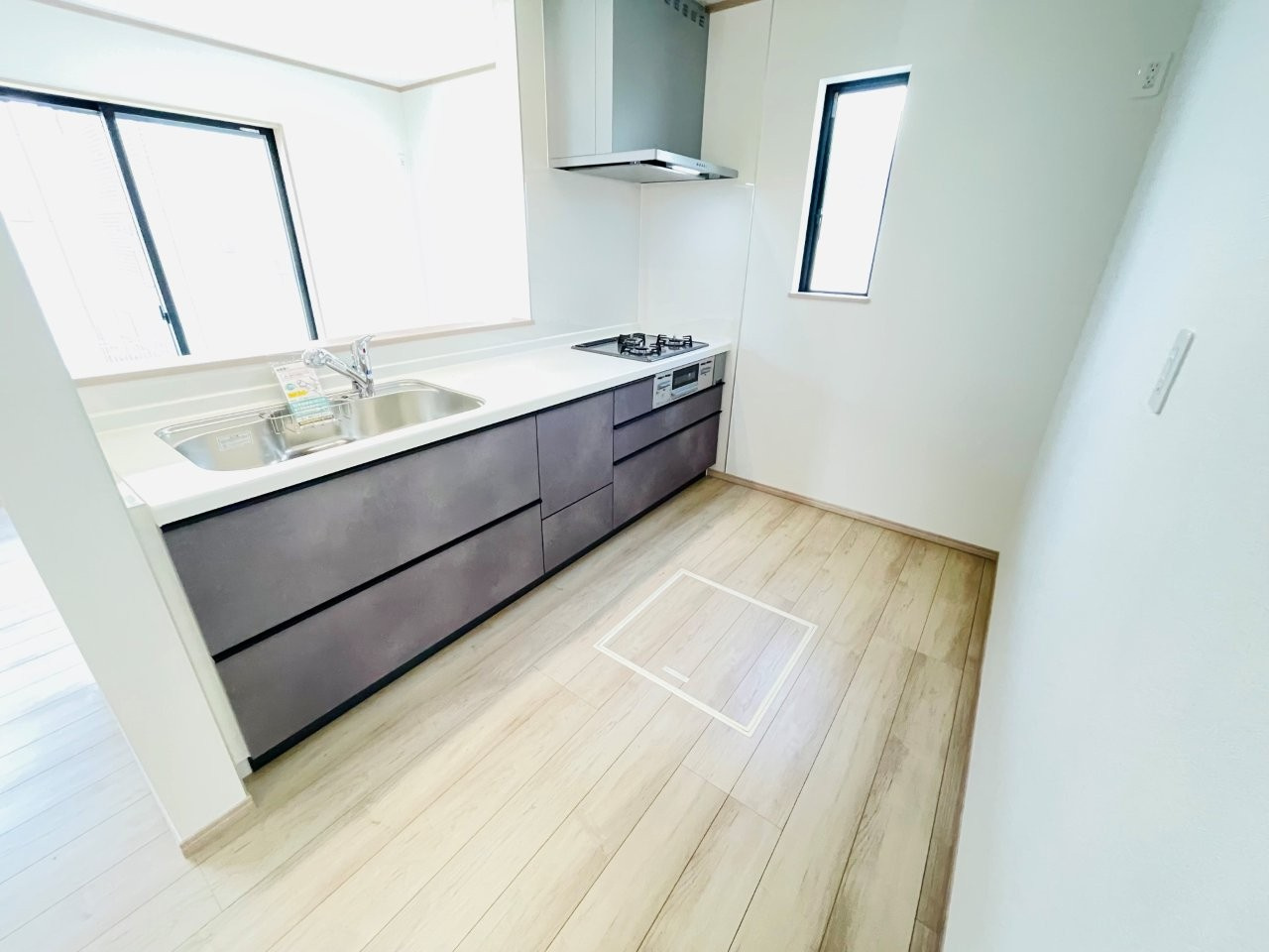 豊田市上原町　新築分譲住宅　全1棟　1号棟のキッチン|広いシステムキッチンでお子様と一緒にお料理もできます。