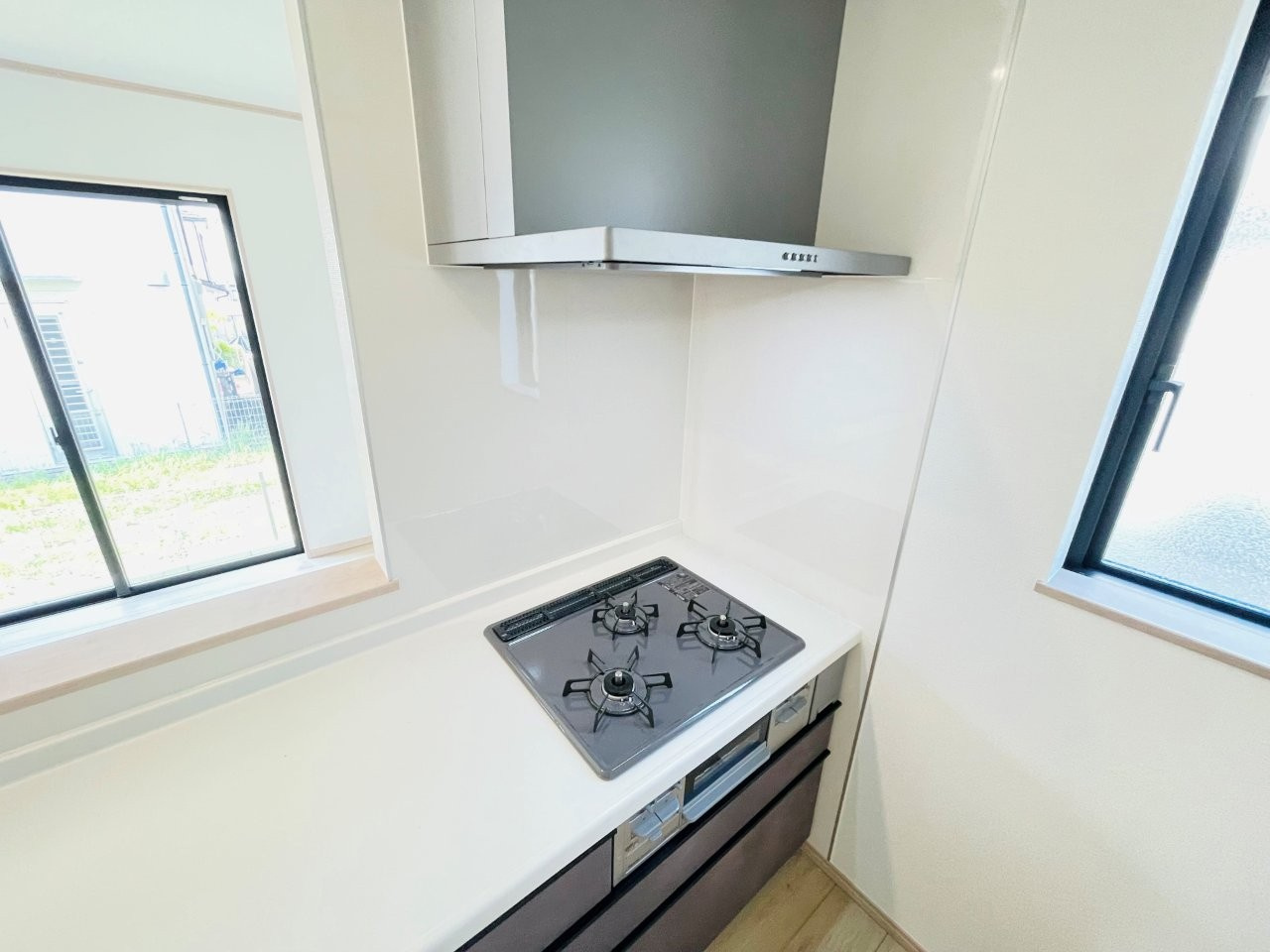 豊田市上原町　新築分譲住宅　全1棟　1号棟のキッチン|便利な3口コンロ。