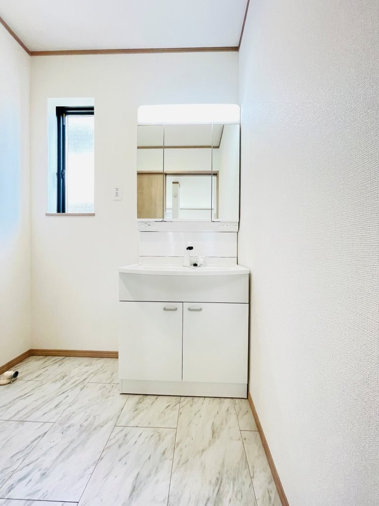 豊田市上原町　新築分譲住宅　全1棟　1号棟の独立洗面台|三面鏡仕様の洗面台！鏡の裏は収納になっています♪