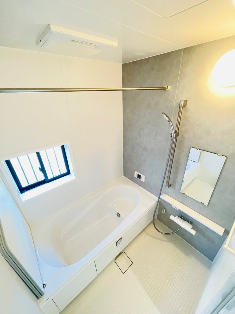 豊田市上原町　新築分譲住宅　全1棟　1号棟の浴室|１坪タイプのユニットバス！浴槽は断熱材入りでお湯が冷めにくいです♪浴室乾燥機で梅雨の時期は洗濯物を乾かせます！