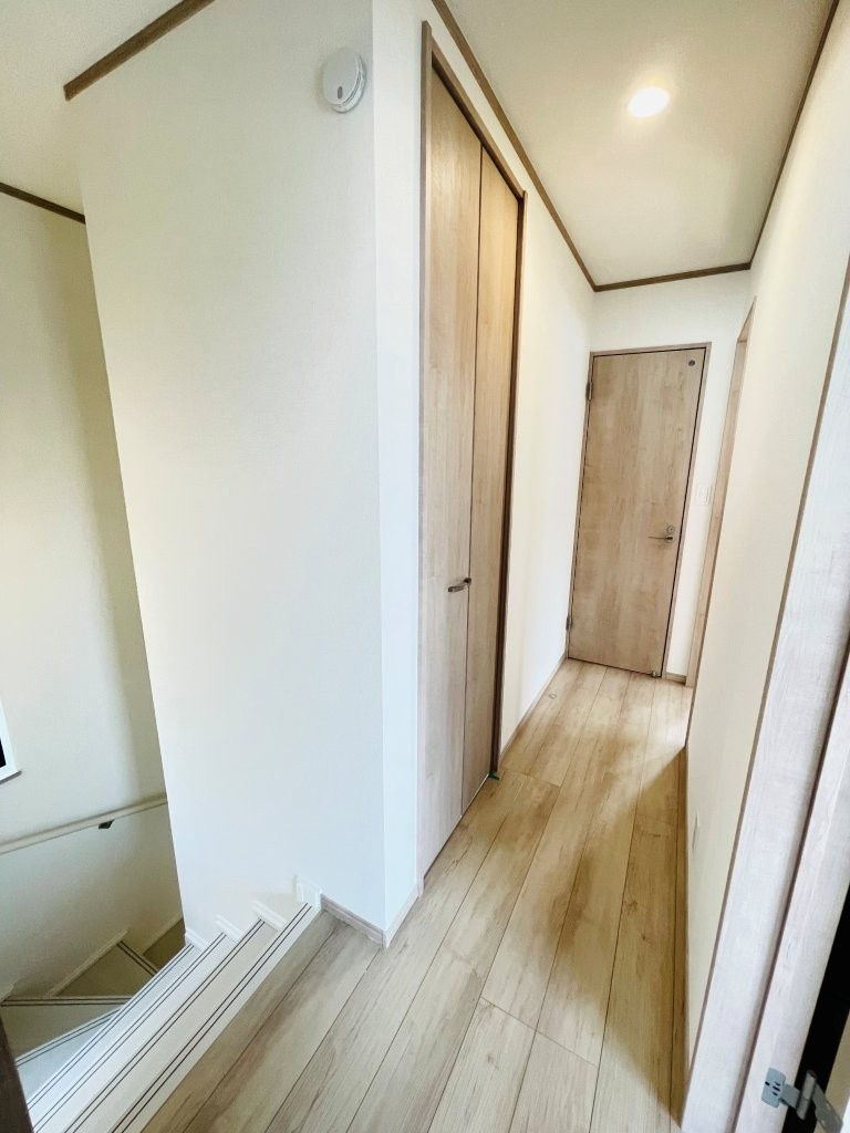 豊田市上原町　新築分譲住宅　全1棟　1号棟のその他共用部分|2階廊下にも便利な収納付き♪