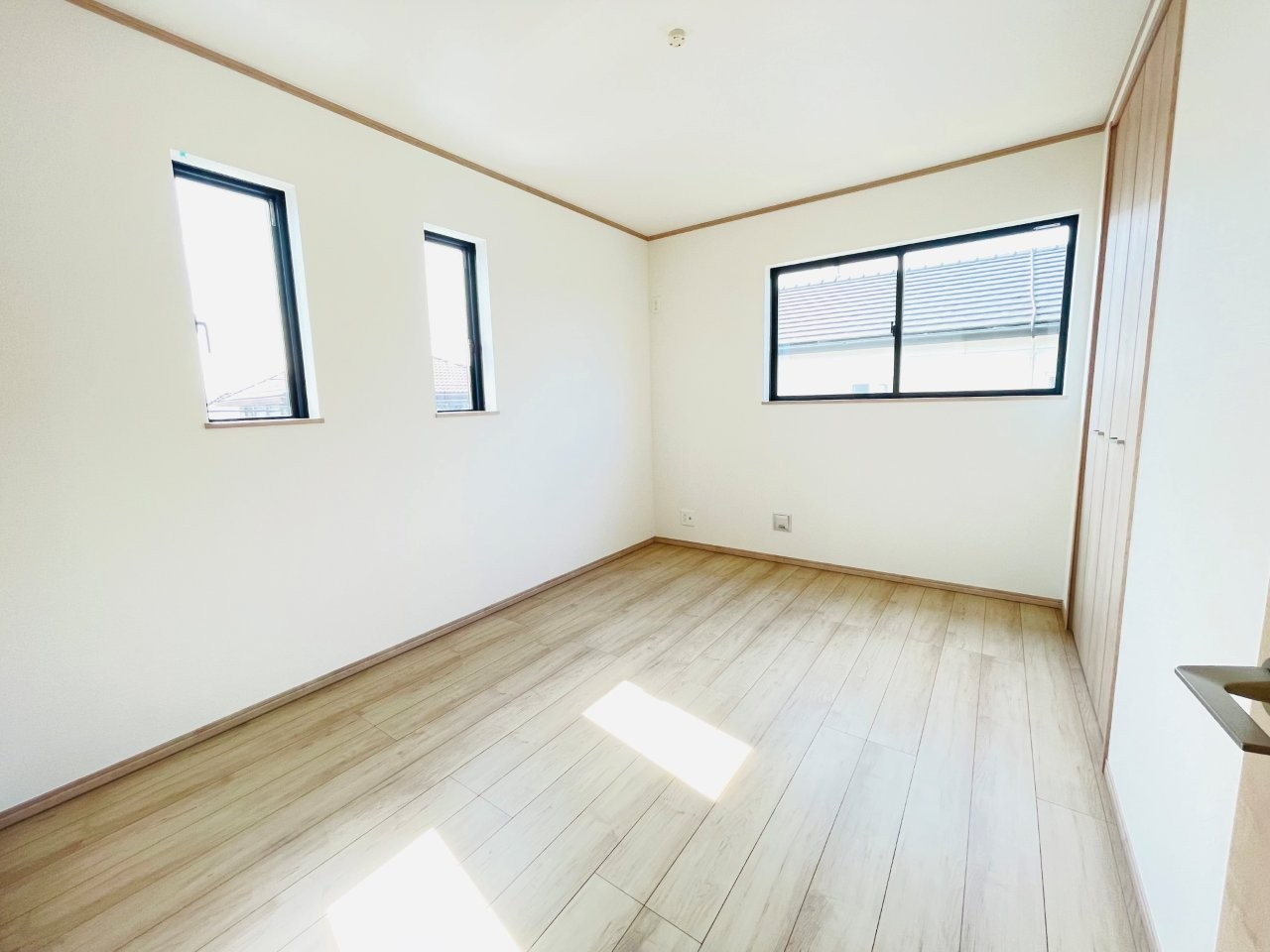 豊田市上原町　新築分譲住宅　全1棟　1号棟の洋室|大きな窓からたっぷりと陽光が注がれる明るい空間です。