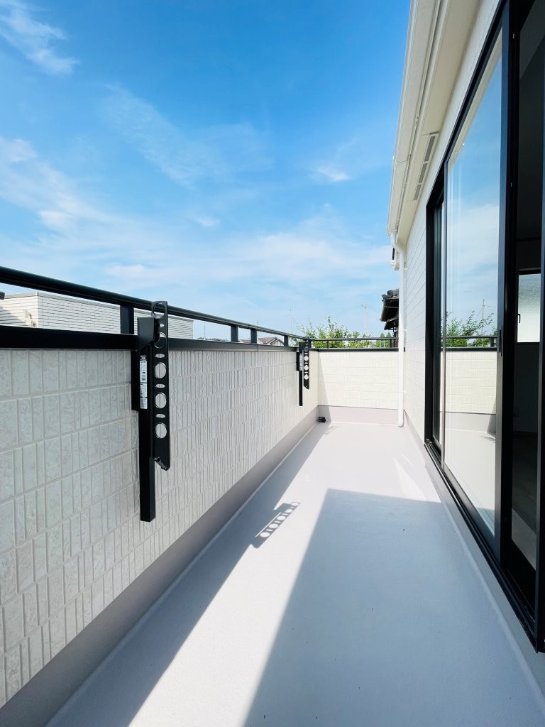 豊田市上原町　新築分譲住宅　全1棟　1号棟のバルコニー|日当たりの良いバルコニーには洗濯物がたくさん干せます♪