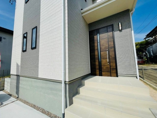 豊田市上原町　新築分譲住宅　全1棟　1号棟の玄関|玄関ポーチがあるので、雨の日でも濡れることがなくドアの開け閉めができます。