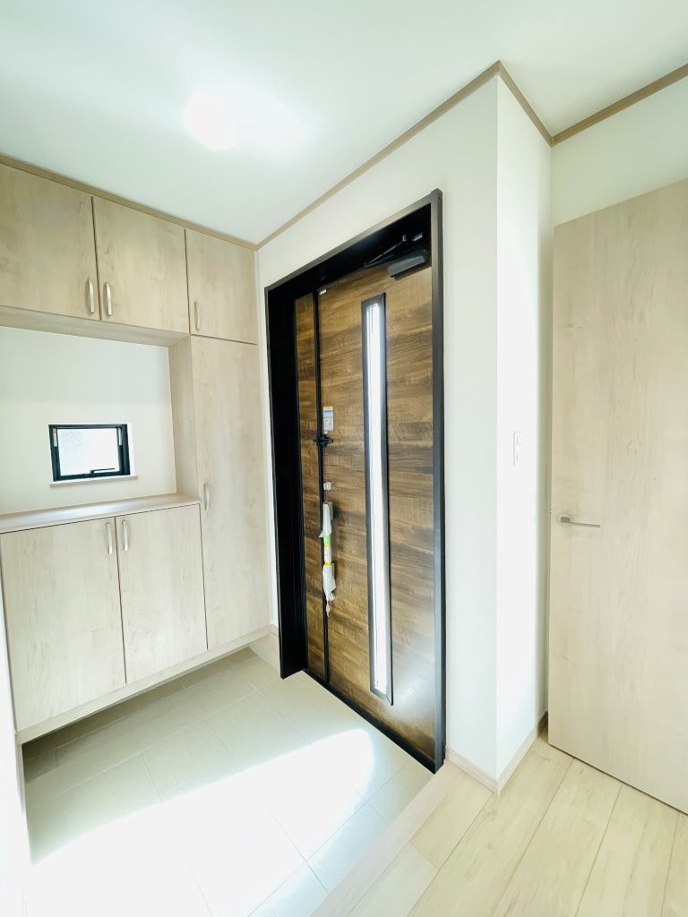 豊田市上原町　新築分譲住宅　全1棟　1号棟の玄関|大容量のシューズボックス付きで玄関が靴で散らかりません。