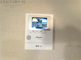 訪問者が来たときにテレビ画面で確認できるため、安心してドアを開けられます。録画機能があるものもあり、留守中に来訪者を記録しておくことができます。利便性が高く、セキュリティ面でも安心です