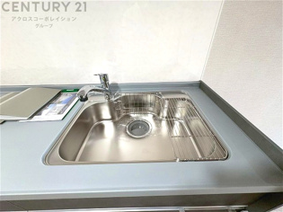 大きなシンクでお鍋などの大きな調理器具を洗う際にも便利です。